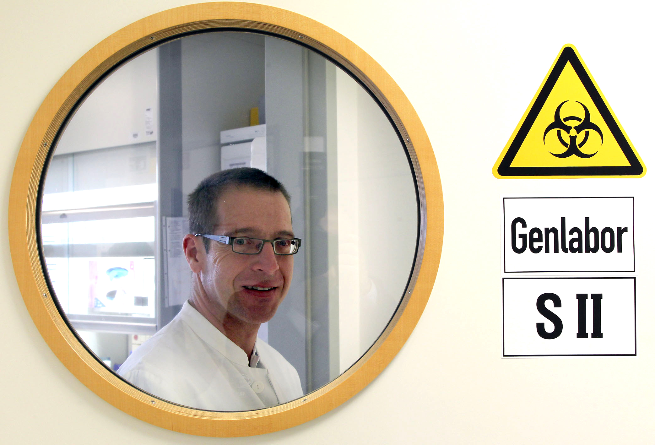 Prof. Stauber im Genlabor