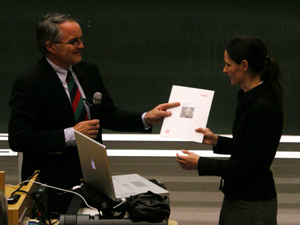 Prof. Kempski verleiht die Urkunde