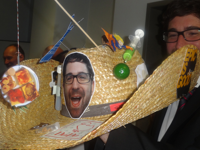 Dominic & sein groer Doktorhut
