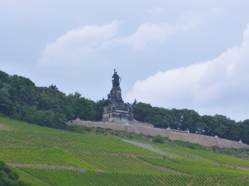Das Niederwalddenkmal oberhalb von Rdesheim...
