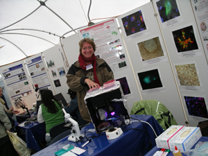 Britta mit Mikroskop und Schwarzlichlampe